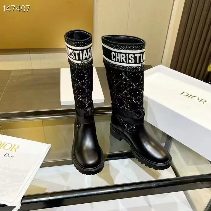 👟👟Ex-factory price 560👟👟 Dior color-blocking new boots for autumn and winter, the latest electric embroidery color-blocking letter logo for autumn and winter, round-toe high-top knight boots for women, Material: first-layer cowhide stitched with electric embroidery fabric, sheepskin lining for feet, original molded TPU outsole Size: 35-40 yards
